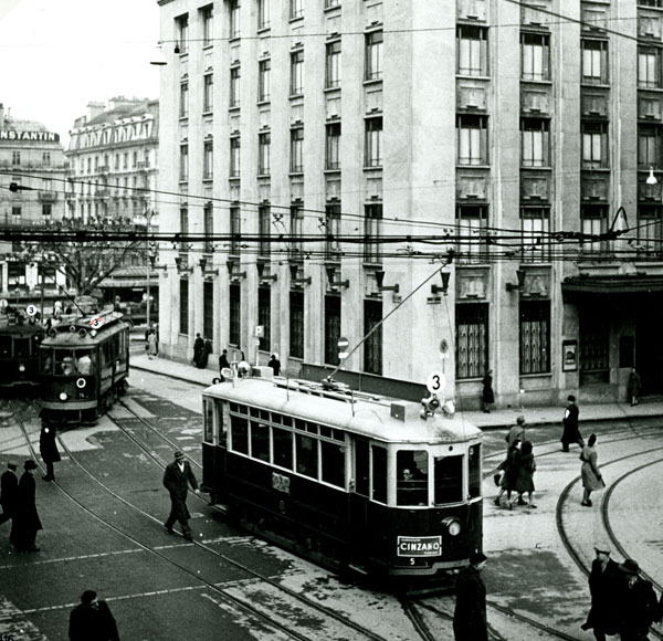 Rue de la Corraterie en 1942. Voiture n°5 Ce 2/2 Série 1 à 24 - Collection SNOTPG Rue de la Corraterie en 1942. Voiture n°5 Ce 2/2 Série 1 à 24 - Collection SNOTPG