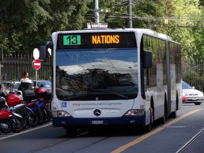 uillet 2011 - Des travaux a l'angle de la rue du Stand et Bd Georges-Favon empêchent la circulation des lignes 13 et 15. Des navettes autobus remplacent les trams- Collection SNOTPG