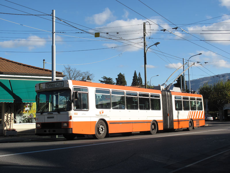 Trolleybus NAW sur la ligne 19 du côté de Vernier - Collection Diwabus949