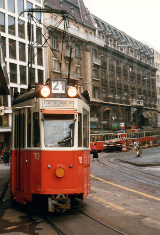 Motrice 703 photographiée à Bel-Air en décembre 1989. (Photographie CORAJOD)