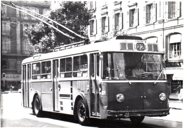 Trolleybus Berna 200CV en route vers Genève-Plage en juillet 1972. Cours de Rive. Collection Diwabus949