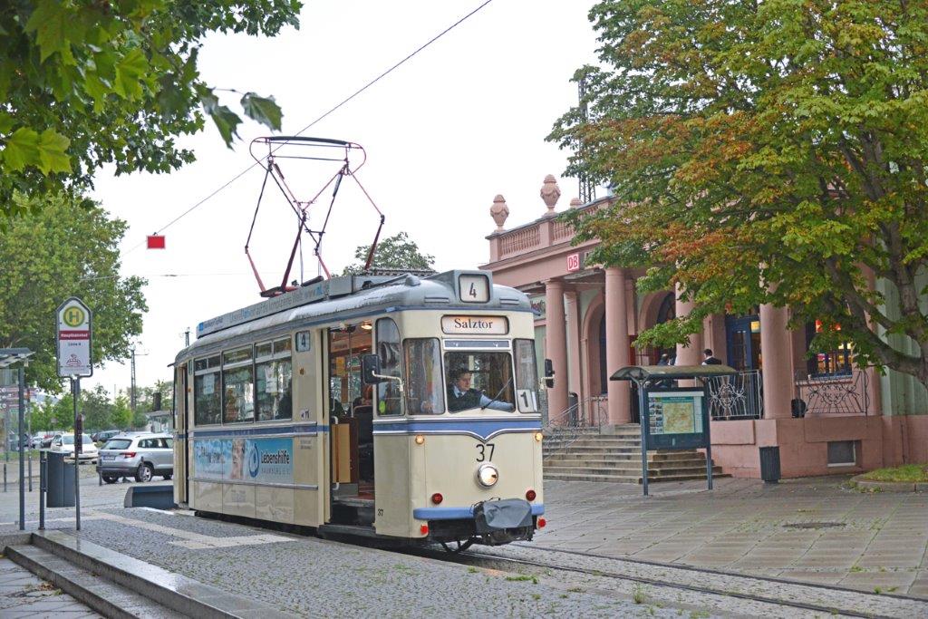 30 ans après la réunification de l’Allemagne, le service régulier de la petite ligne de tramway de la ville de Naumburg an der Saale…