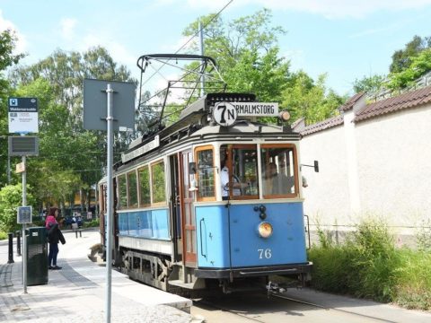 A Stockholm (Suède), les rames modernes Urbos AXL CAF de la ligne 7 côtoient en service régulier les tramways historiques de la ligne musée 7N