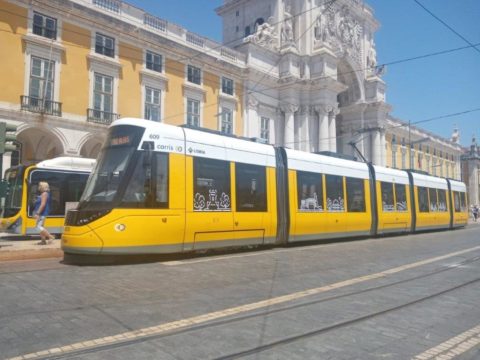A Lisbonne (Portugal), les nouvelles rames Urbos 3 CAF opèrent exclusivement sur la ligne 15E